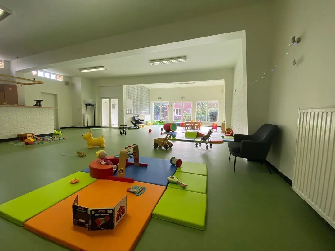 De spel- en ontmoetingsruimte in Huis van het Kind Wilrijk.